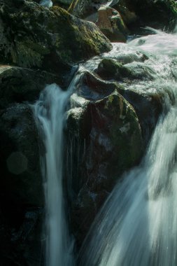 Dağlarda, Galler 'de temiz suyu olan küçük bir nehir.