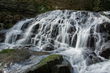 Dağlarda, Galler 'de temiz suyu olan küçük bir nehir.