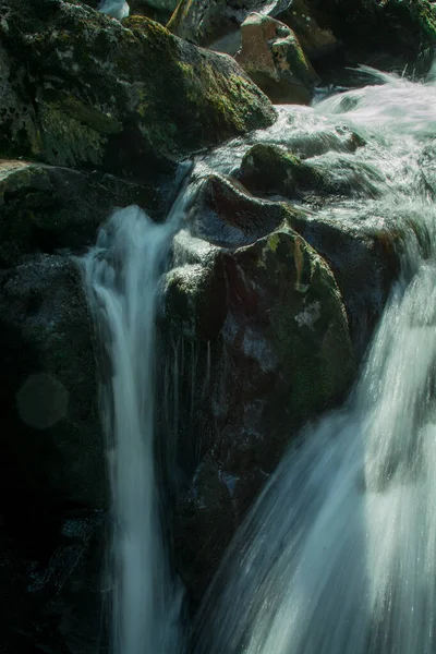 ウェールズの澄んだ水を持つ山の中の小さな川英国 — ストック写真