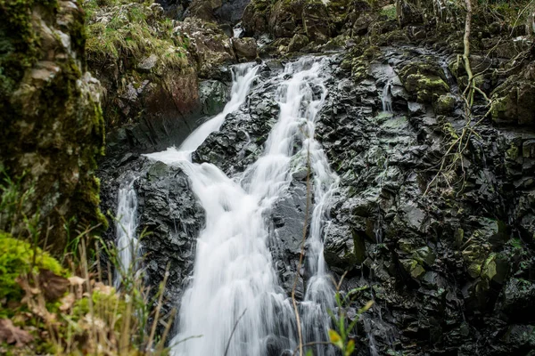 ウェールズの澄んだ水を持つ山の中の小さな川英国 — ストック写真