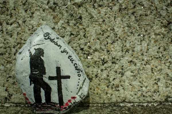 Rote Mohnkränze Boden Eines Kriegerdenkmals Für Remem Niedergelegt — Stockfoto
