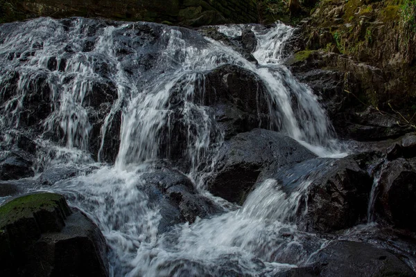 Egy Kis Folyó Hegyekben Tiszta Vízzel Walesben — Stock Fotó