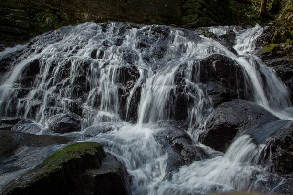 ウェールズの澄んだ水を持つ山の中の小さな川英国 — ストック写真