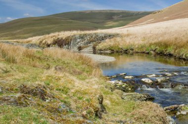  Kuzey Galler 'deki Snowdonia Ulusal Parkı' ndaki dağ deresi..