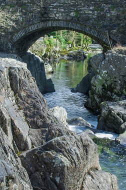 Dağlarda, Galler 'de temiz suyu olan küçük bir nehir.