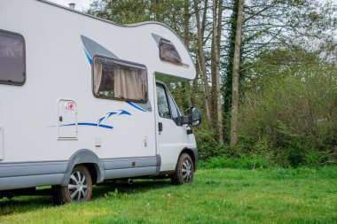 Karavan kampçıları ilkbaharın başlarında bir kampa park etmişler.