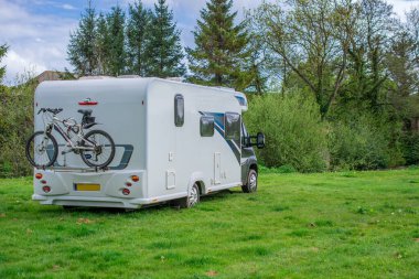 Karavan kampçıları ilkbaharın başlarında bir kampa park etmişler.