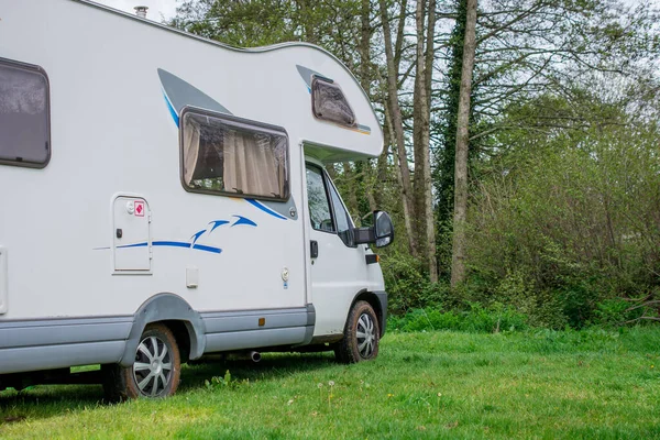 Autocaravanas Campistas Estacionados Campamento Principios Primavera —  Fotos de Stock