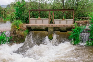 Eski gözyaşı fabrikası tekerlek köprüsünün barajını kapatın, İngiltere, İngiltere