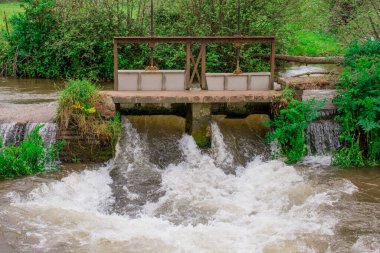 Eski gözyaşı fabrikası tekerlek köprüsünün barajını kapatın, İngiltere, İngiltere