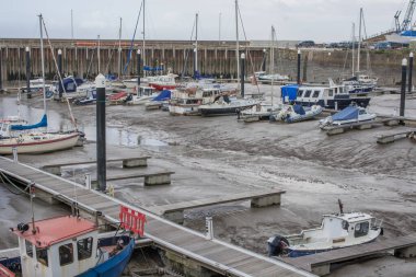 Dalgalar alçak, İngiltere, Birleşik Krallık