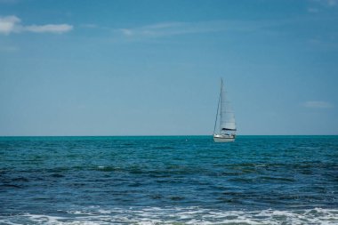 Atlantik Okyanusu dalgaları İngiltere 'de bir plaja akın ediyor.