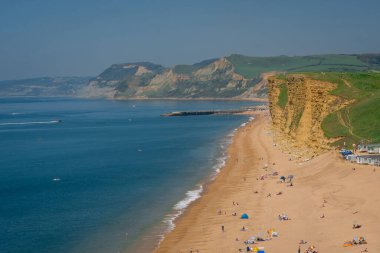 Atlantik Okyanusu dalgaları İngiltere 'de bir plaja akın ediyor.