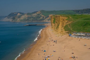 Atlantik Okyanusu dalgaları İngiltere 'de bir plaja akın ediyor.