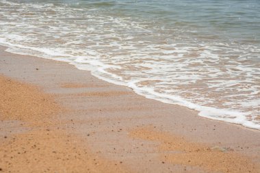 Atlantik Okyanusu dalgaları İngiltere 'de bir plaja akın ediyor.