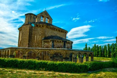 Bu fotoğrafta Santa Mara de Eunate 'nin 12. yüzyılda yapılmış Roma kilisesini görebilirsiniz. Muruzabal, Navarra 'dan (İspanya) iki kilometre uzaklıktaki açık bir alanda yer almaktadır.).