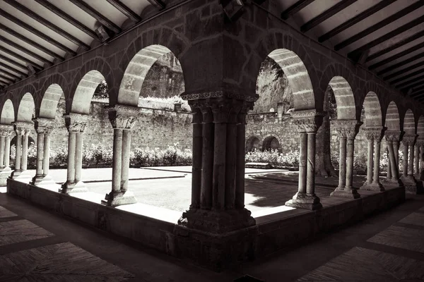 Siyah Beyaz Çekilmiş Fotoğrafta San Pedro Kilisesinin Romanesk Manastırını Görebilirsiniz — Stok fotoğraf