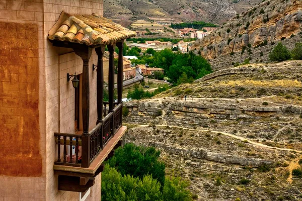 Albarracn Ünlü Duvarlarının Üzerine Inşa Edildiği Kayalara Bakan Teruel Kasabasında — Stok fotoğraf
