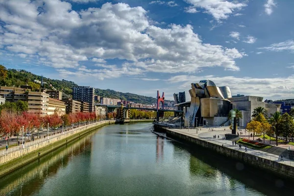 Bild Bilbao Bizkaia Spanien Med Mynningen Som Huvudperson Till Höger — Stockfoto