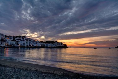 Şafakta kadavralar. Bu belediye Girona, İspanya 'ya aittir..