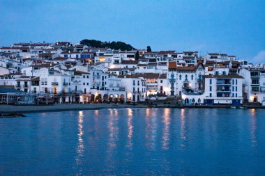 Gün batımında kadavralar. Bu belediye Girona, İspanya 'ya aittir..