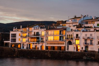 Şafakta kadavralar. Bu belediye Girona, İspanya 'ya aittir..