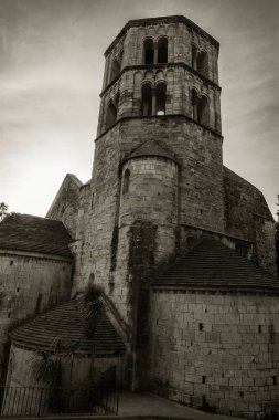 Sant Pere de Galligants Benedikt Manastırı 'nın Roma kulesi, Girona (İspanya)' da yer almaktadır. Siyah ve beyaz görünüm.