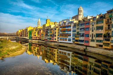 Girona (İspanya) şehrinden geçen Onyar Nehri. Suya yansıyan renkli evleri güzel bir görüntü yaratır..