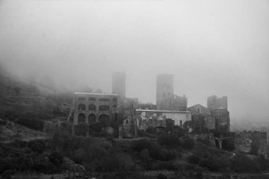 Sant Pere de Rodes 'un Benedictine Manastırı' nın sislerin arasından siyah beyaz manzarası. Port de la Selva belediyesine aittir (İspanya).).