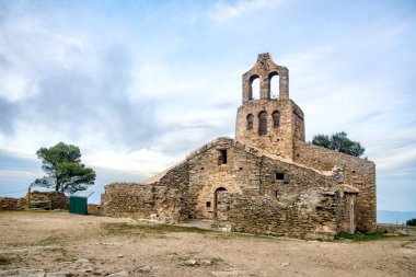 Santa Helena de Rodes, San Pere de Rodes manastırı yakınlarındaki bir ortaçağ köyüne ait bir kilise..