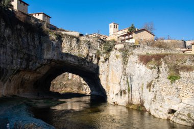 İspanya 'nın Burgos eyaletine bağlı Puentedey kasabasındaki doğal köprü..