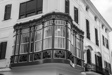 İspanya 'nın Menorca Adası' nın başkenti Mahn 'da manzaralı bir cephe..