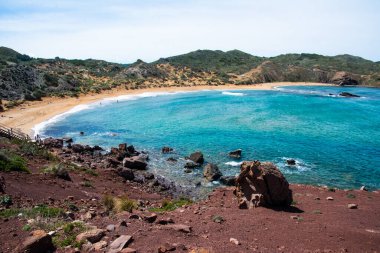İspanya 'nın Menorca adasındaki süvari plajı..
