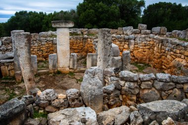 İspanya 'nın Menorca adasında Megalitik inşaat. Bu yapılara 