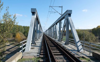 Demir köprü demiryolu bir bankayı diğerine bağlıyor.