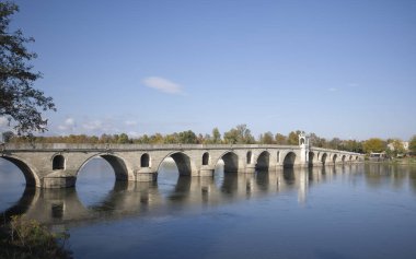 Tarihi Meriç Köprüsü Türkiye 'nin Edirne kentindeki Meriç Nehri' nin iki yakasını birbirine bağlıyor.