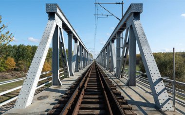 Demir köprü demiryolu bir bankayı diğerine bağlıyor.