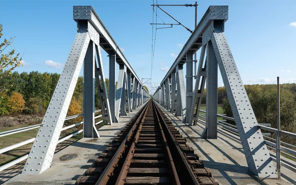 Demir köprü demiryolu bir bankayı diğerine bağlıyor.