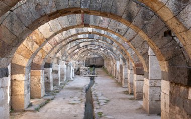 İzmir Agora 'nın bodrumlarında bulunan su kanalları o dönemin çeşmelerine su taşırdı..
