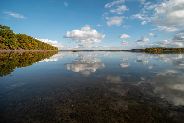 Уровень Озера Осенним Днем Отражающее Облачное Небо — стоковое фото
