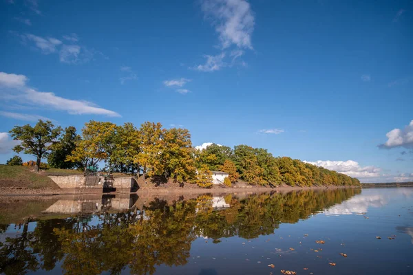 Sjönivån Hösteftermiddag Reflekterande Molnig Himmel — Stockfoto