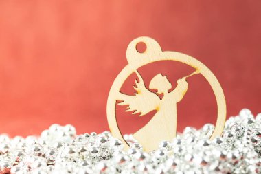 Kırmızı arka planda ahşap bir Noel süsü