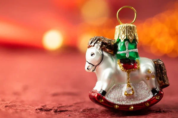Christbaumschmuck Dekoratives Pferd Weihnachtsbanner Auf Rotem Hintergrund — Stockfoto