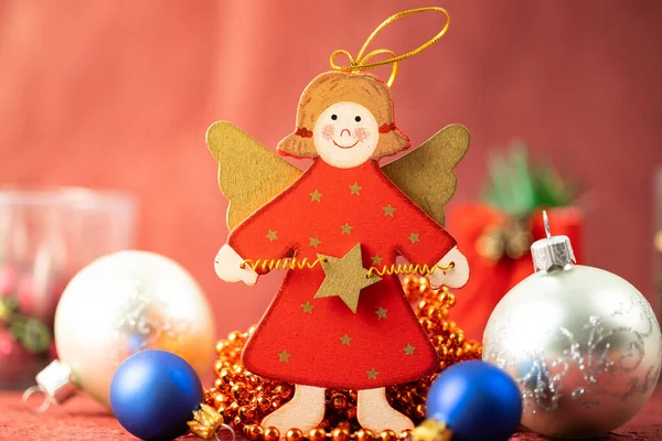 Ein Dekorativer Engel Für Einen Weihnachtsbaum Umgeben Von Anderen Dekorationen — Stockfoto