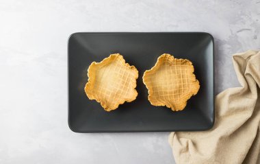 Boş waffle dondurma kaseleri üst görünümde