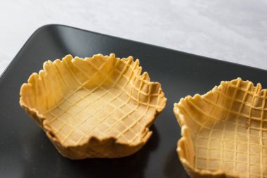 Boş waffle kaseleri