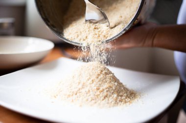 Tabaktaki ekmek kırıntıları. Ekmek için malzemelerin hazırlanması.