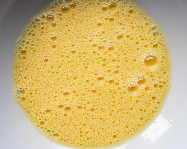 Ekmek için çırpılmış yumurta. Yukarıdan görüntüle.