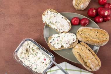 Beyaz peynirli ve turplu taze sandviçler. Yukarıdan görüntüle.