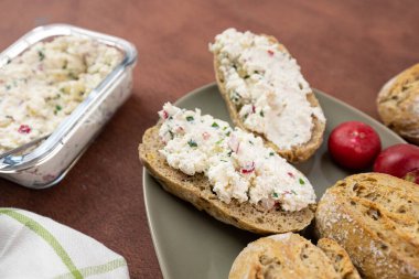 Beyaz peynirli ve turplu taze sandviçler. Yukarıdan görüntüle.